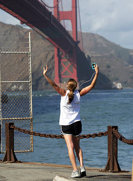exercice physique - golden gate bridge audio photos et images de collection