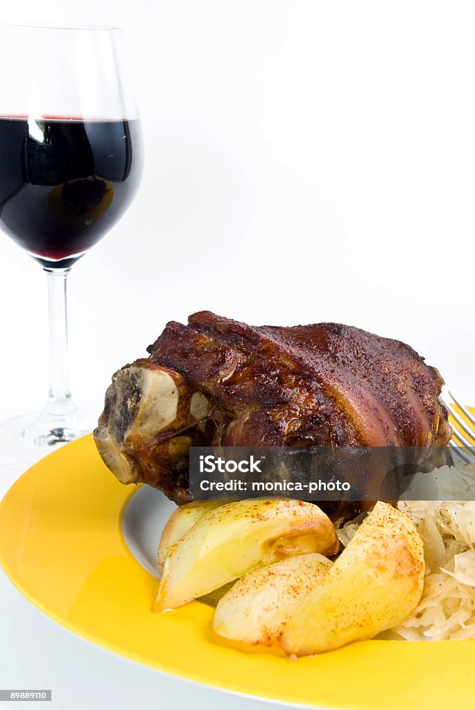 На гриле свинины-кастет с глубоким жареный картофель, Квашеная капуста и вино - Стоковые фото Апельсин роялти-фри