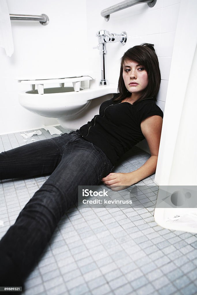 Молодая женщина с напуском на туалет этаже - Стоковые фото Белый роялти-фри