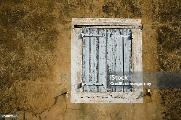 Finestra In Legno Scuri Scrostate - Fotografie stock e altre immagini di Antico - Vecchio stile - Antico - Vecchio stile, Architettura, Astratto