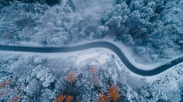 vue aérienne de la route en hiver - aerial view landscape scenics snow photos et images de collection