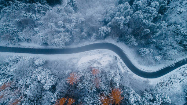veduta aerea della strada in inverno - austria european alps winter outdoors foto e immagini stock