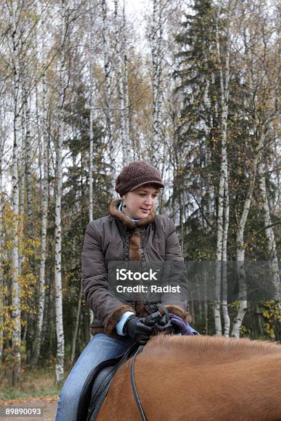 Horsewoman Foto de stock y más banco de imágenes de Adulto - Adulto, Adulto de mediana edad, Aire libre