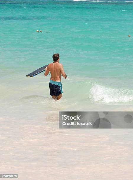 Hombre Joven En El Surf Foto de stock y más banco de imágenes de Actividades recreativas - Actividades recreativas, Adolescente, Adulto