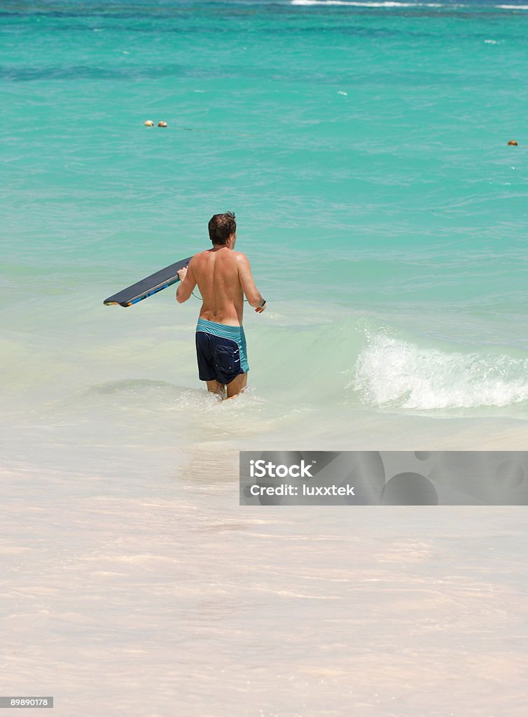 Молодой человек в surf - Стоковые фото Бодиборд роялти-фри