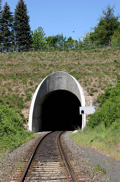 túnel de tren - train tunnel fotografías e imágenes de stock