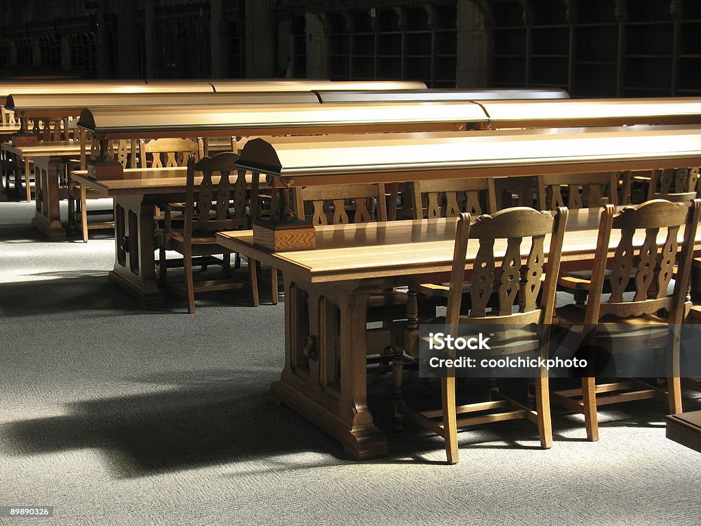 Seria drewniane stoły i krzesła restauracyjne - Zbiór zdjęć royalty-free (Bez ludzi)
