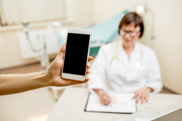 istock Phone on the ginecological office background 898903546