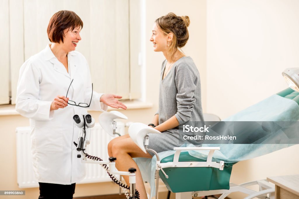 Tânără pacientă cu ginecolog în cabinet - Fotografie de stoc Ginecolog fără redevențe