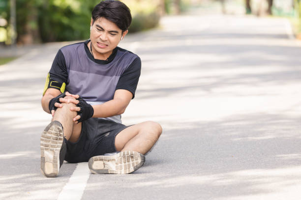 istock Asian young sport man knee injury 898906392