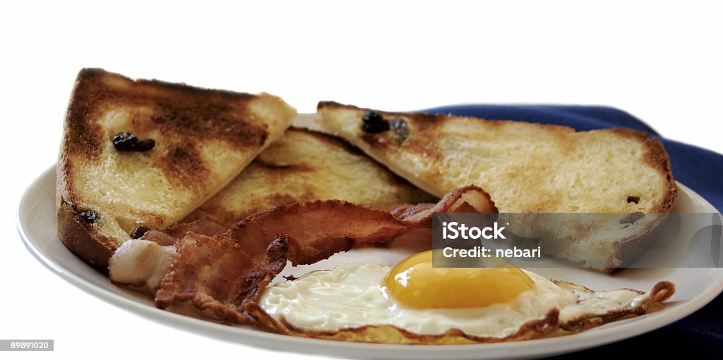 Huevo frito, tocino y pan tostado con pasas - Foto de stock de Huevo - Comida básica libre de derechos