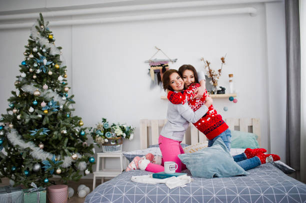 istock Two girlfriends wear on winter sweaters 898911020