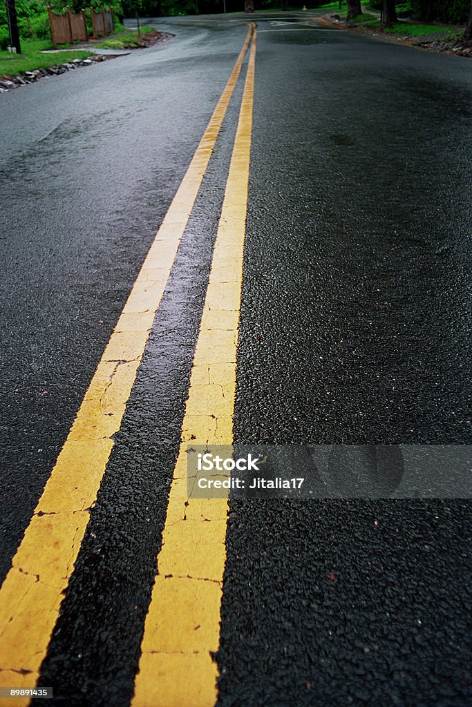 Molhado país Estrada-amarelo dividindo linhas - Royalty-free Alfalto Foto de stock