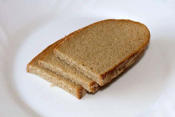 brot. scheibe brot - loaf of bread bread portion 7 grain bread stock-fotos und bilder