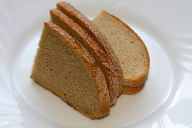 zwei scheiben brot - loaf of bread bread portion 7 grain bread stock-fotos und bilder