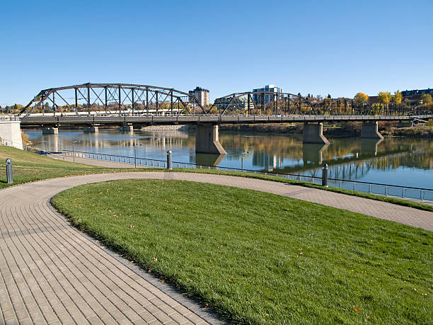 rzeka odbicie ścieżka spacerowa w pobliżu wyprasujcie most, saskatoon - south saskatchewan river zdjęcia i obrazy z banku zdjęć