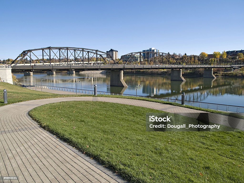 Река Главная ходьбы путь возле железный мост, Саскатун - Стоковые фото Юг роялти-фри