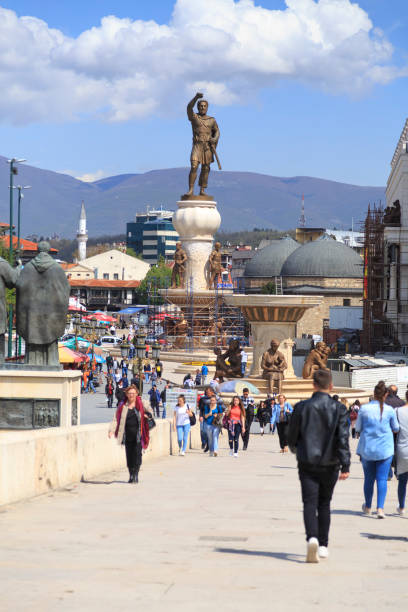 denkmal und brunnen von philipp ii., vater von alexander dem großen, skopje, mazedonien - prince philip stock-fotos und bilder