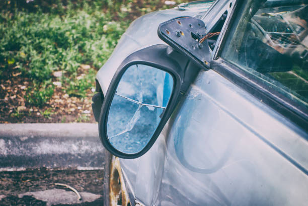 разбитое зеркало бокового вида на старом автомобиле. - side view mirror стоковые фото и изображения