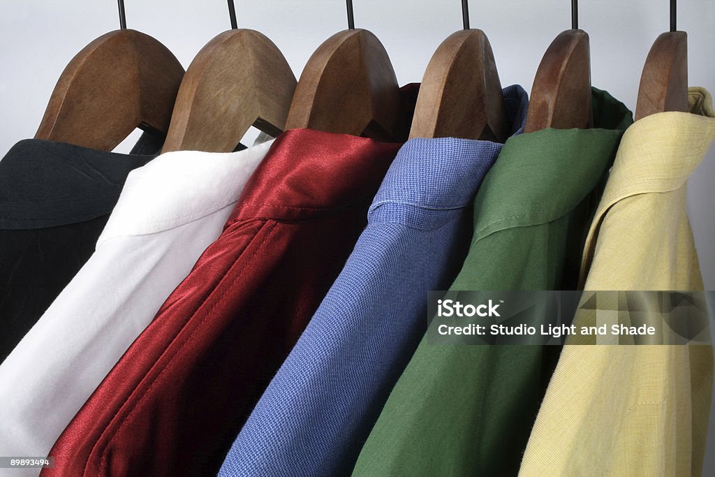 Hombre ropa, elección de coloridas camisetas - Foto de stock de Algodón - Textil libre de derechos