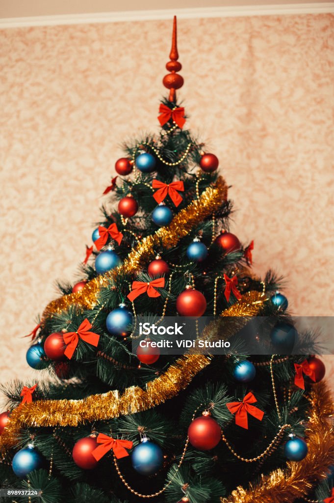 Foto de Linda Árvore De Natal Enfeites De Vidro Com Cor Vermelha Azul Bolas  Enfeites De Natal Dourado Vermelhos Arcos Cordas Douradas De Grânulos Com  Glitter E Detalhe De Iluminação Acolhedora Ano