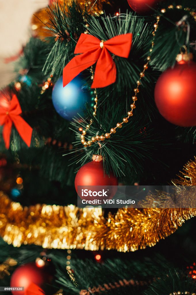 Foto de Closeup Enfeites De Árvore De Natal Feita De Vidro Com Cor Vermelha  Azul Bolas Enfeites De Natal Dourado Vermelhos Arcos Cordas Douradas De  Grânulos Com Glitter E Detalhe De Iluminação