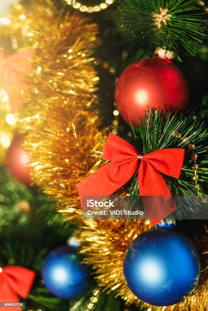 Foto de Closeup Enfeites De Árvore De Natal Feita De Vidro Com Cor Vermelha  Azul Bolas Enfeites De Natal Dourado Vermelhos Arcos Cordas Douradas De  Grânulos Com Glitter E Detalhe De Iluminação