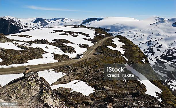 Strada Di Montagna - Fotografie stock e altre immagini di Ambientazione esterna - Ambientazione esterna, Autobus, Bianco