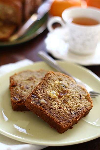 persimón pastel de corte - pound cake fruitcake cake loaf of bread fotografías e imágenes de stock