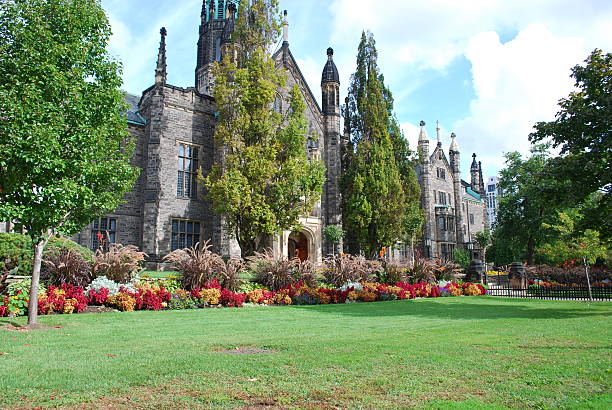 klassische englische garten beim trinity college, der university of toronto - royal botanical garden stock-fotos und bilder