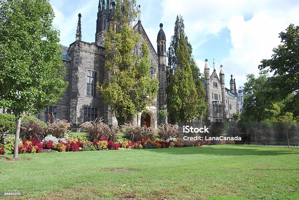 Clássico inglês jardim ao Trinity College, Universidade de Toronto - Foto de stock de Jardim Botânico royalty-free