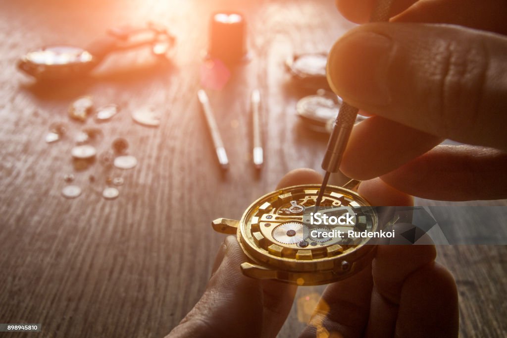 Reparación de relojes mecánicos - Foto de stock de Relojero libre de derechos