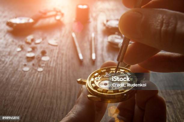 Reparación De Relojes Mecánicos Foto de stock y más banco de imágenes de Relojero - Relojero, Reparar, Reloj de mano