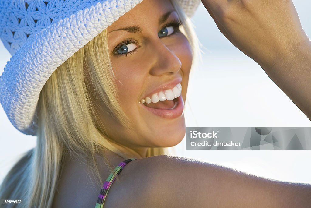 Belle femme avec un visage riant divertissante - Photo de Adolescent libre de droits