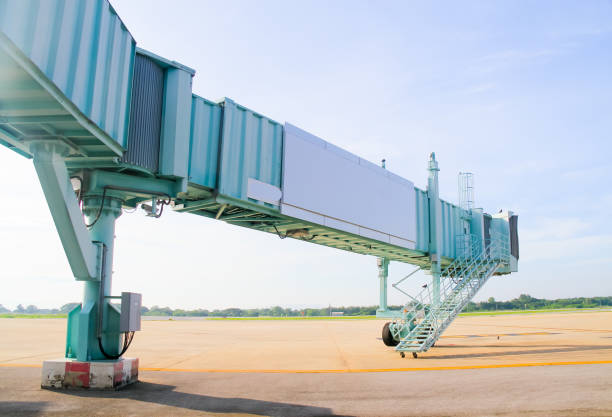istock Jetway waiting for a plane to arrive on airport. 898950560