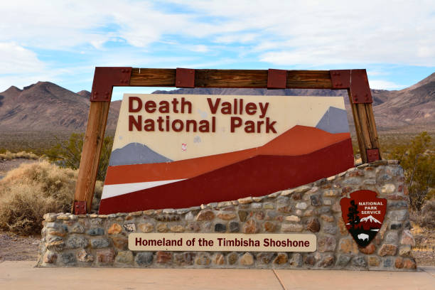 melden sie sich am eingang zum death valley national park in kalifornien, usa. - stovepipe hat stock-fotos und bilder