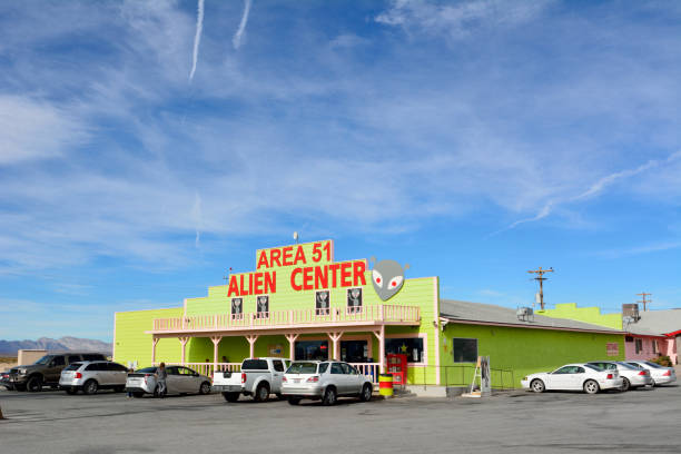 vue extérieure de la zone 51 alien center à amargosa valley - roswell photos et images de collection