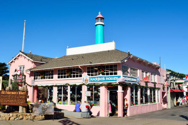 исторические здания старой рыбацкой пристани в монтерее, калифорния - monterey california monterey county cannery row стоковые фото и изображения