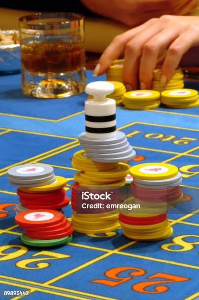 Ruleta Foto de stock y más banco de imágenes de Adulto - Adulto, Apilar, Casualidad