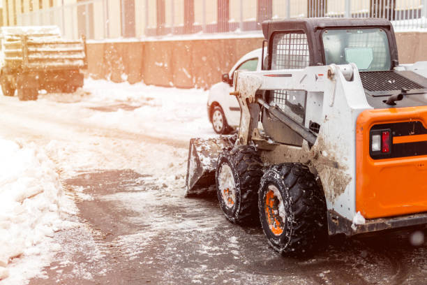 la macchina rimuove la neve da una strada della città - snow remover foto e immagini stock