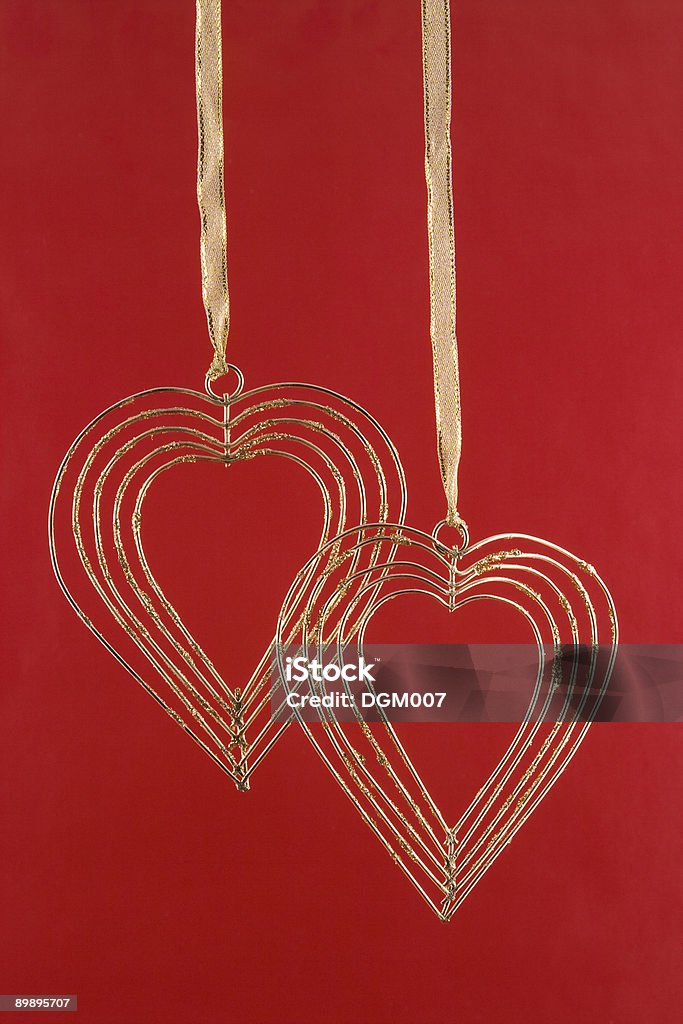 Oro corazón sobre un fondo rojo - Foto de stock de Alambre libre de derechos