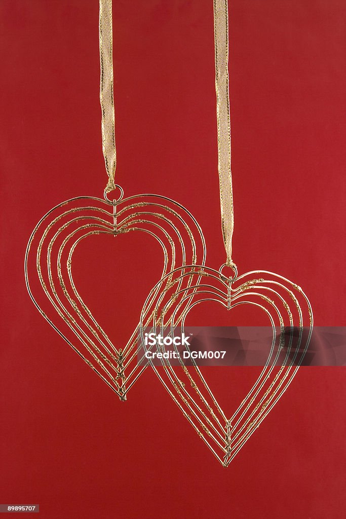 Cuore d'oro su sfondo rosso - Foto stock royalty-free di Composizione verticale