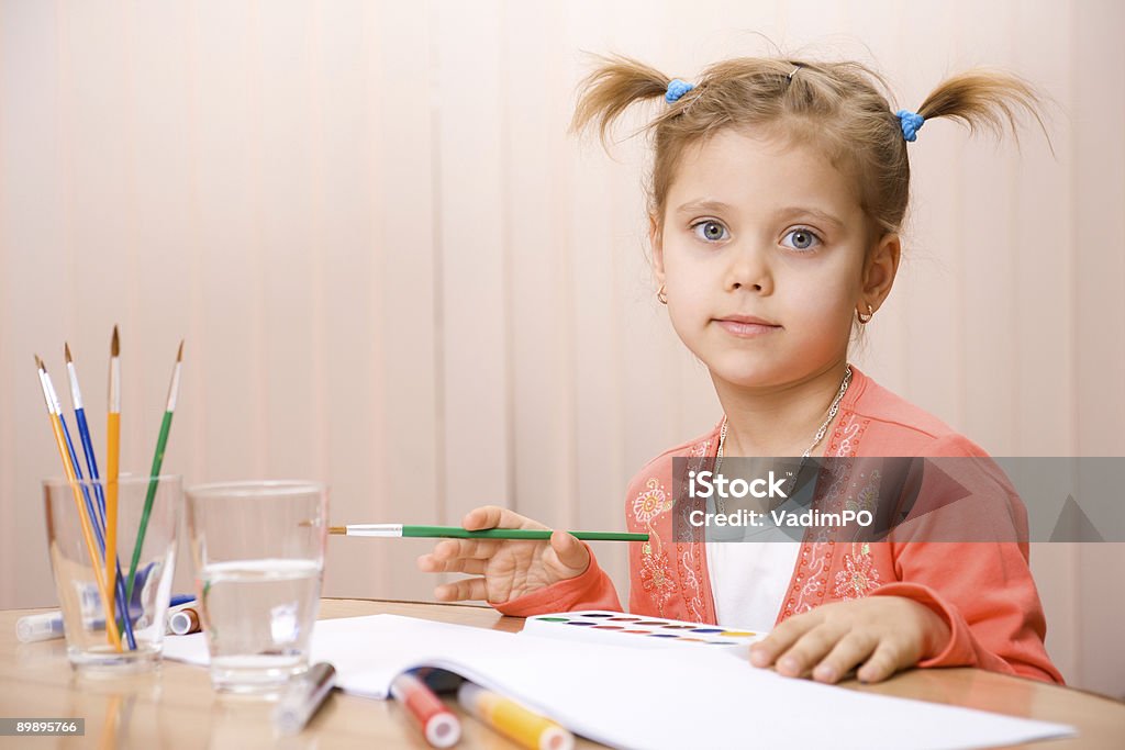 Привлекательные Кавказский ребенка Акварельные краски - Стоковые фото Акварель роялти-фри