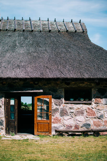 saaremaa abruka에 에스토니아어 아키텍처 반 집 - shed cottage hut barn 뉴스 사진 이미지