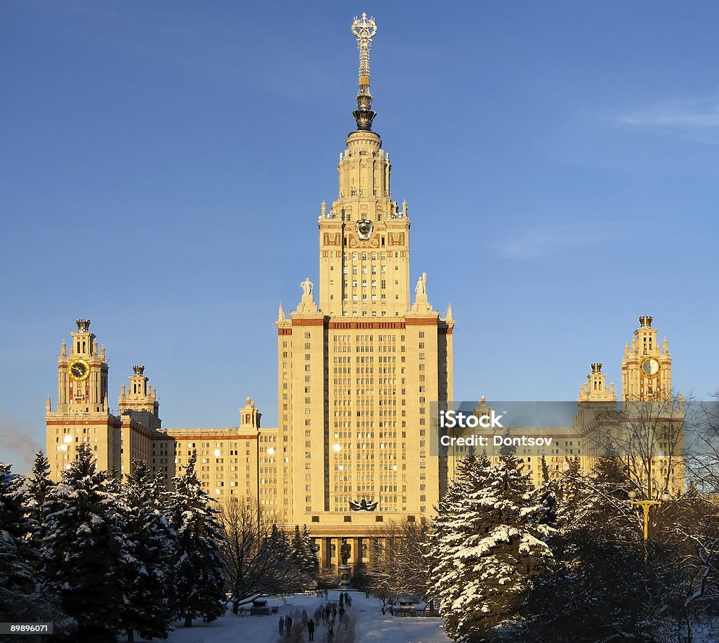 Università statale di Mosca Lomonosov (tramonto, anteriore - Foto stock royalty-free di Albero