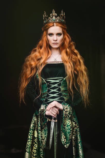 woman in green medieval dress - queen imagens e fotografias de stock