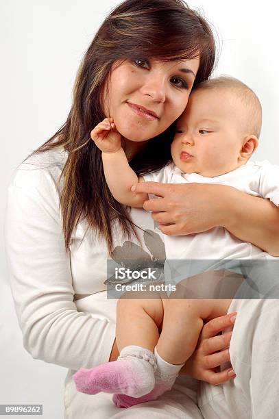 Mãe Segurando Bebê5 - Fotografias de stock e mais imagens de Adulto - Adulto, Amor, Assistência