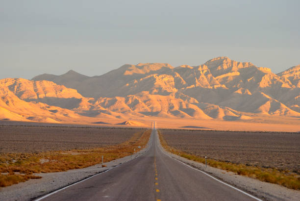 внеземное шоссе (невада государственный маршрут 375) в песчаной долине спр�инг, штат невада. - asphalt highway desert valley стоковые фото и изображения