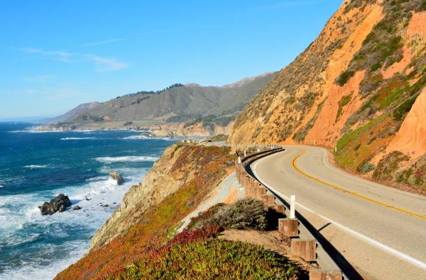 шоссе 1 проходит вдоль тихоокеанского побережья в биг-сур государственных парков в калифорнии. - coastline big sur usa the americas стоковые фото и изображения
