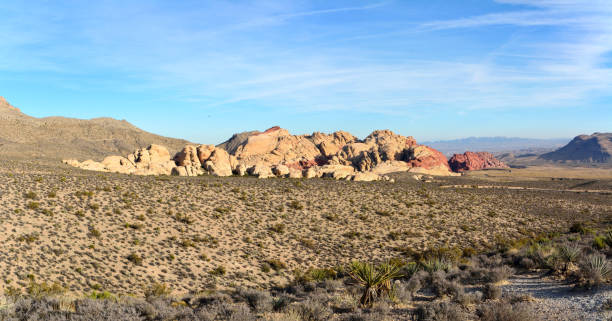 escarpa de vermelho-rocha íngreme, áspera do red rock canyon, subindo em nevada, eua. - red rocks rock canyon escarpment - fotografias e filmes do acervo